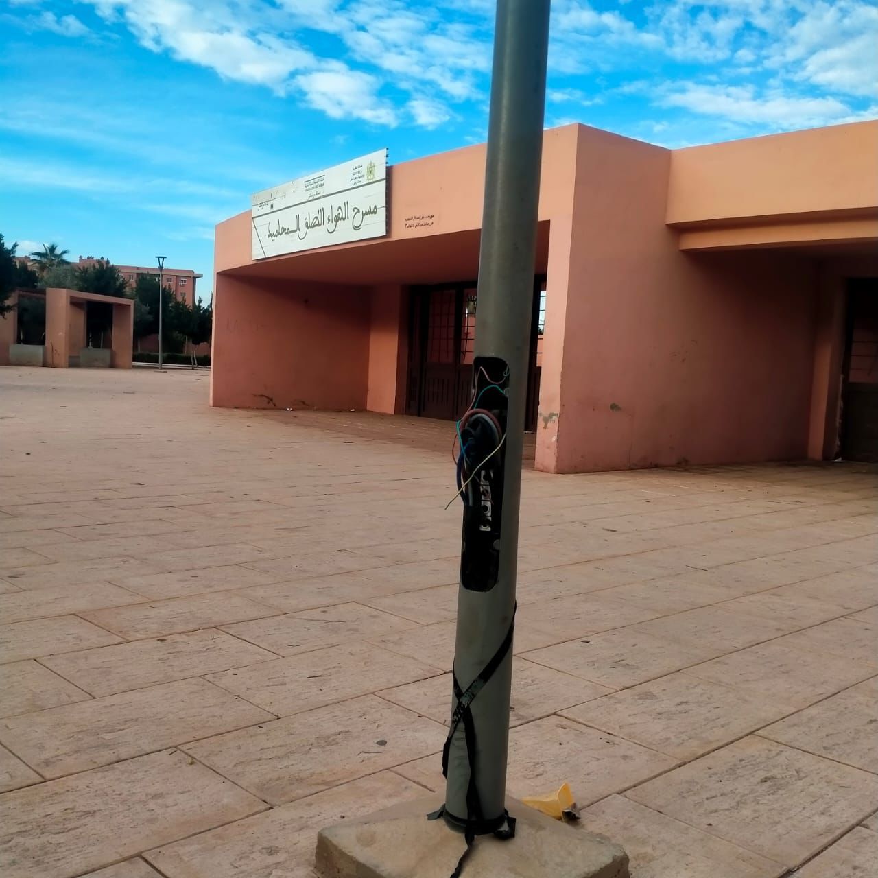 اختفاء أغطية أعمدة الكهرباء بمراكش… ظاهرة مقلقة تهدد السلامة وتستنزف المال العام