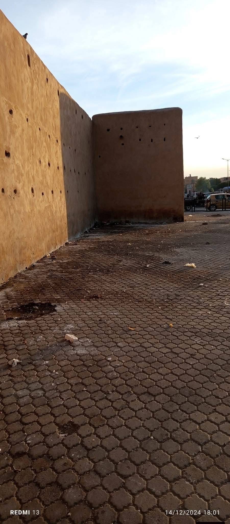 سور باب دكالة مراكش مرحاض عمومي مفتوح… هل هكذا نستقبل ضيوف كأس إفريقيا؟