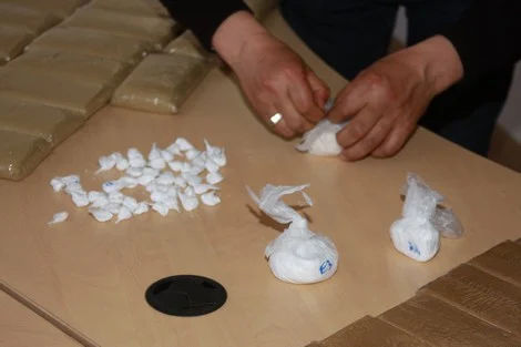 مراكش.. توقيف شخص مبحوث عنه وحجز لفافات كوكايين خلال مداهمة بالوحدة الثالثة بالداوديات