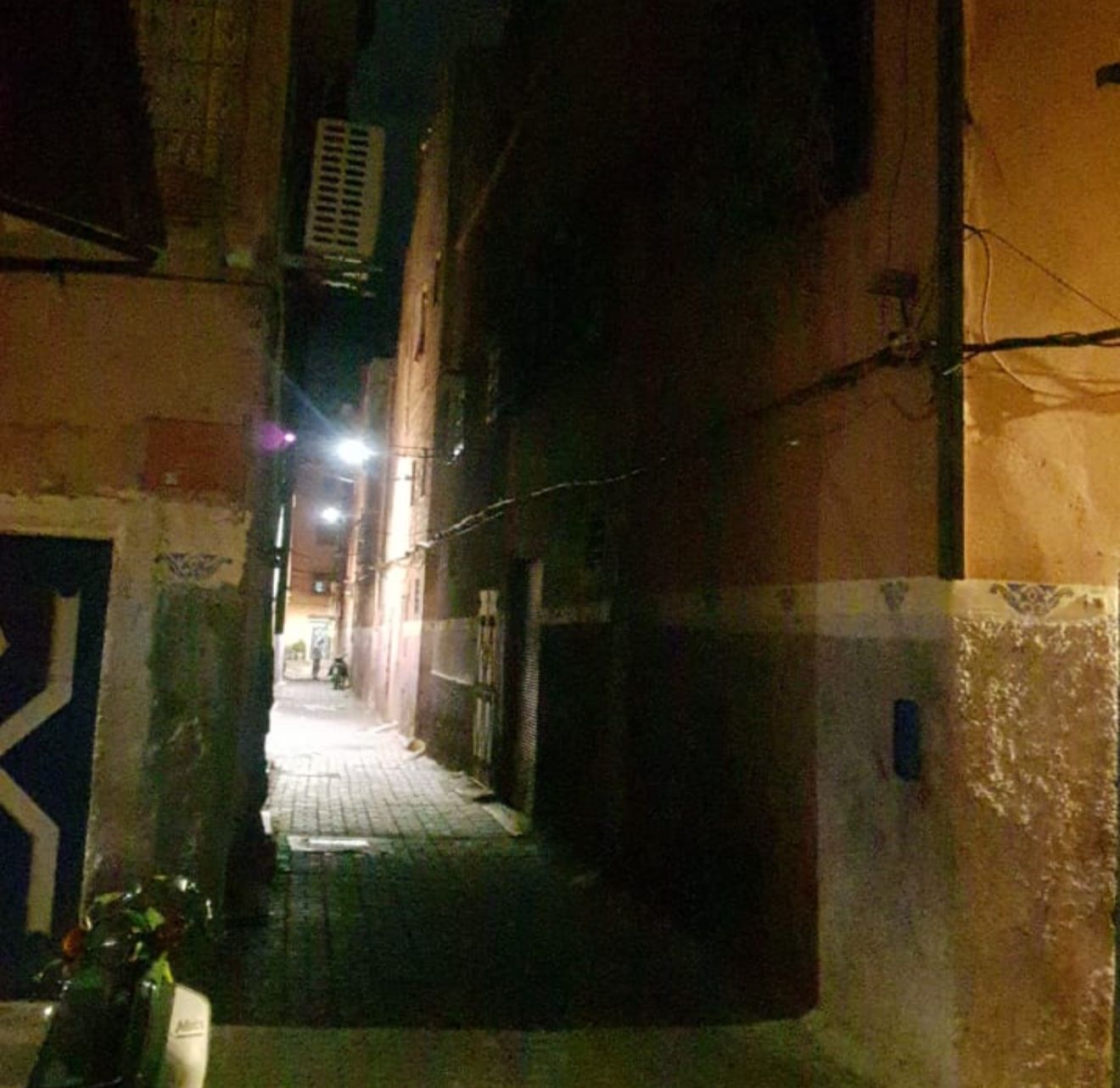 ضعف الإنارة العمومية وانقطاعات متكررة تُغرق أزقة مراكش في الظلام… ودعوات لتدخل “حاضرة الأنوار”