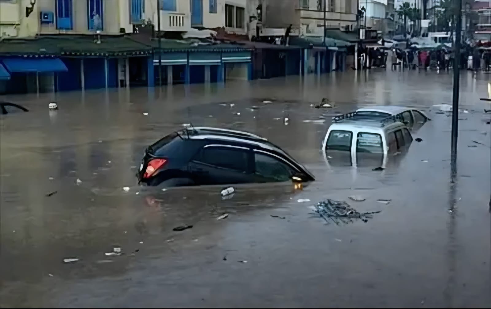 أمطار غزيرة تُربك صباح آسفي وتحوّل شوارعها إلى برك مائية