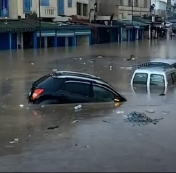 أمطار غزيرة تُربك صباح آسفي وتحوّل شوارعها إلى برك مائية